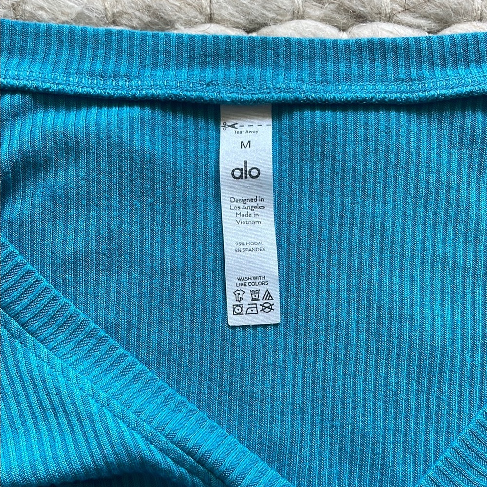ALO Yoga Blue Long Sleeve Ruched Crop Top - Picture 3 of 3